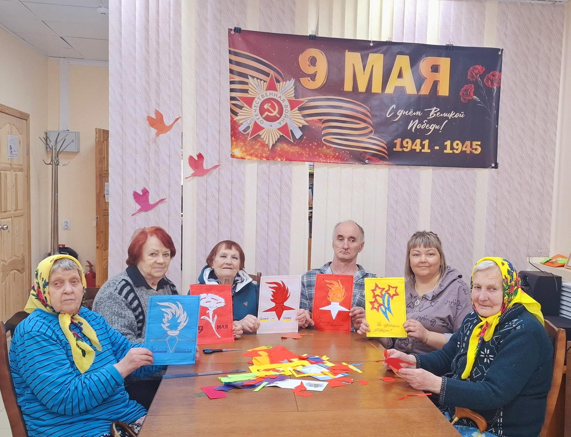 Смоляне передали подарки пожилым жителям Мангуша в преддверии 80-летия Великой Победы.