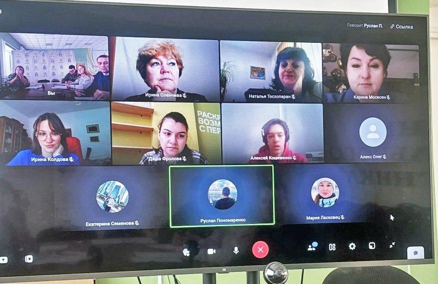 Смоленские и мангушские специалисты обменялись опытом в сфере молодежной политики.