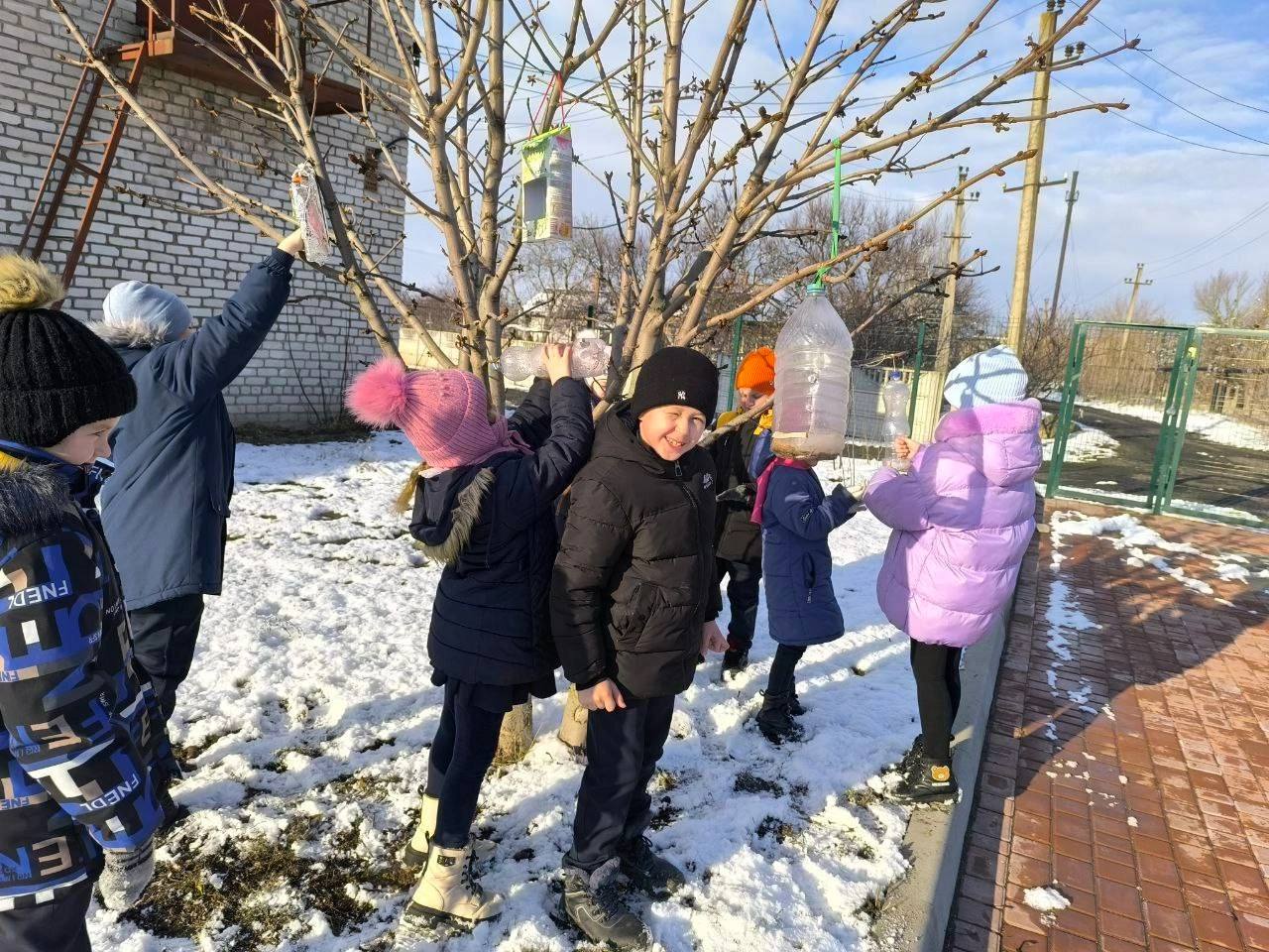 В рамках празднования Дня зимующих птиц в ГБОУ «Мангушская школа №2»  проведен тематический день «Трудно птицам зимовать - будем птицам помогать».