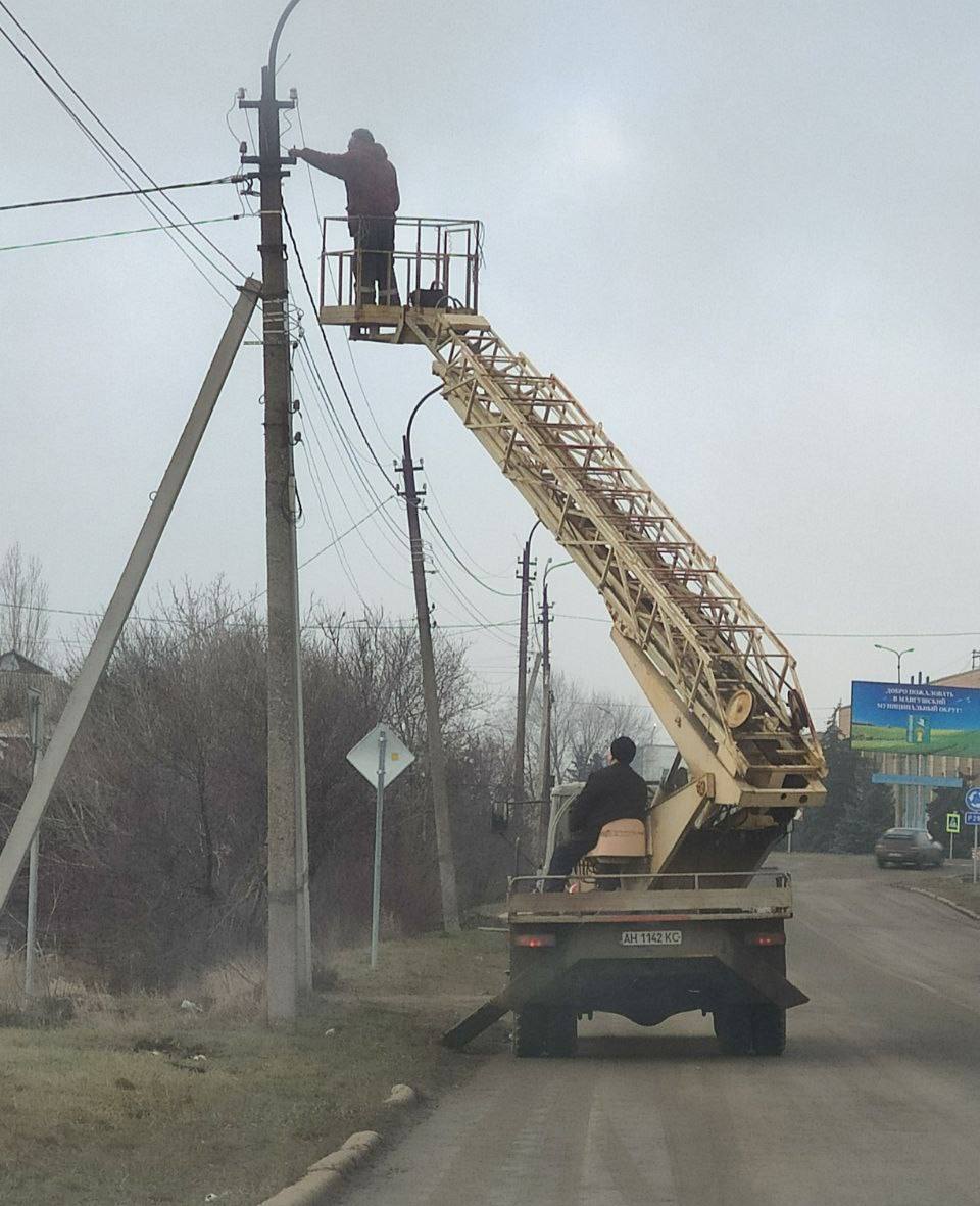 Работники муниципального бюджетного учреждения «Служба благоустройства Вектор» продолжают помогать жителям Мангушского муниципального округа.