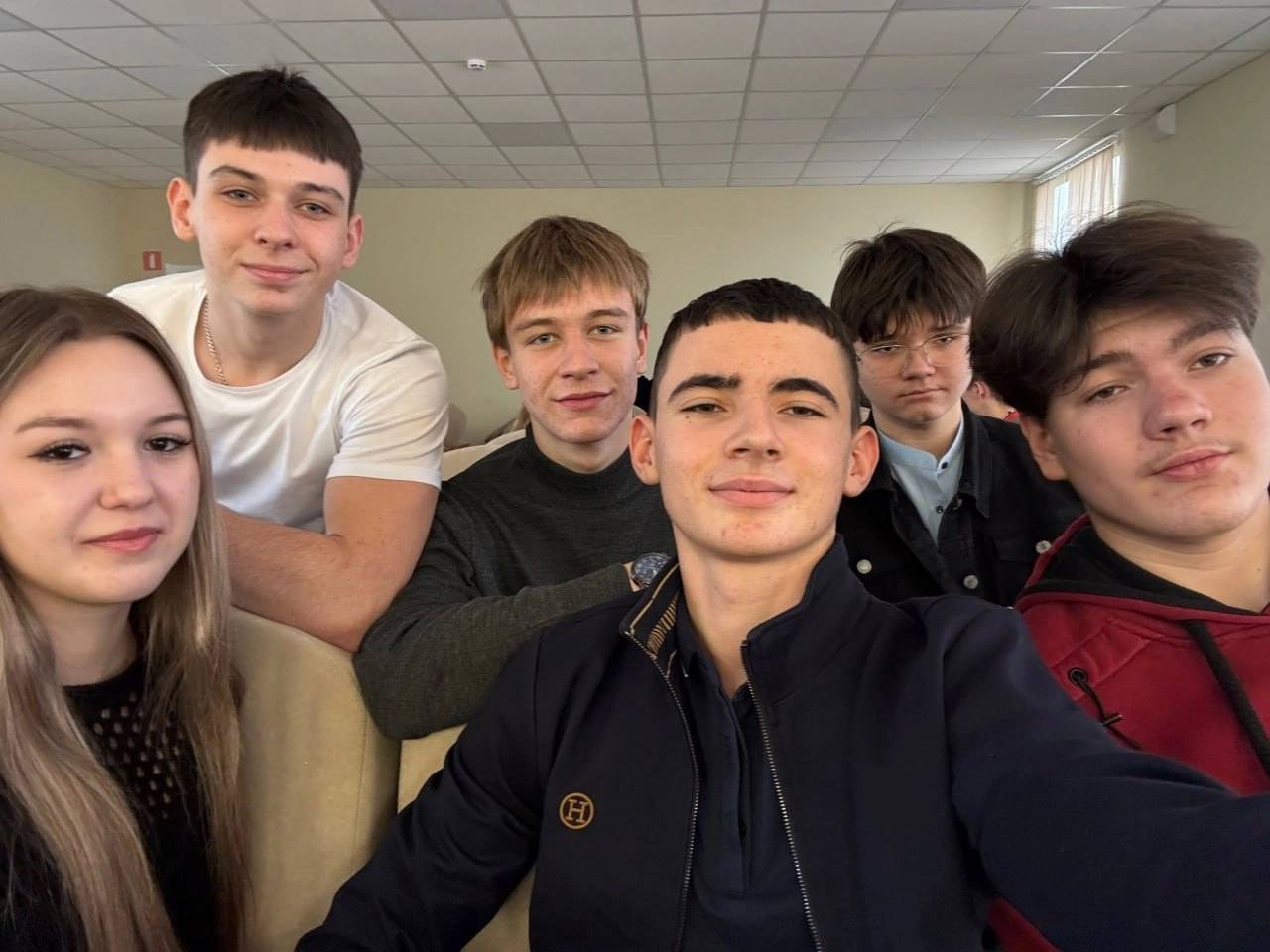 Чемпионат по брейн-рингу за право обладать переходным кубком Золотой брейн объединил в честной конкурентной борьбе 10 команд школ Мангушского муниципального округа.