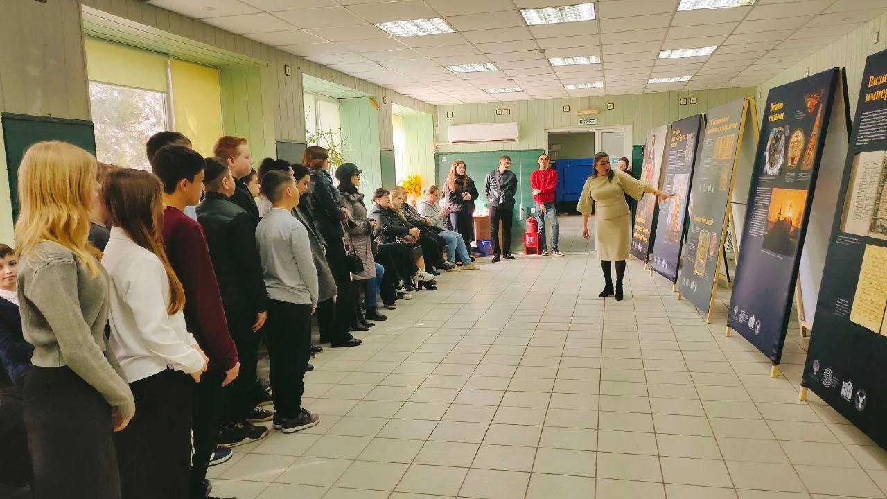 Ученики Мангушских школ посетили выставочный проект «Церковные реформы Петра I и Русский Север».