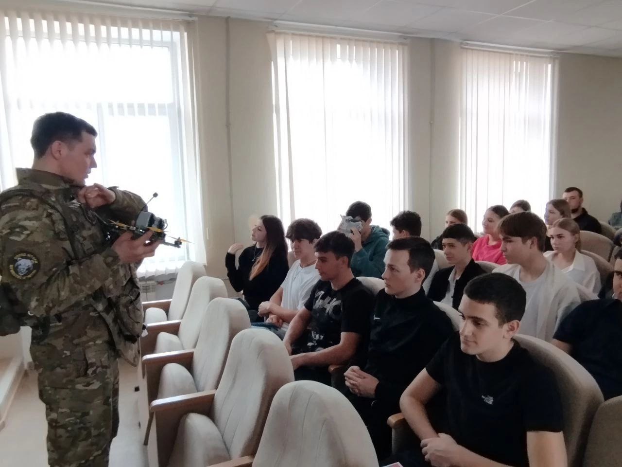 В Мангуше провели профориентационное занятие для выпускников школ.