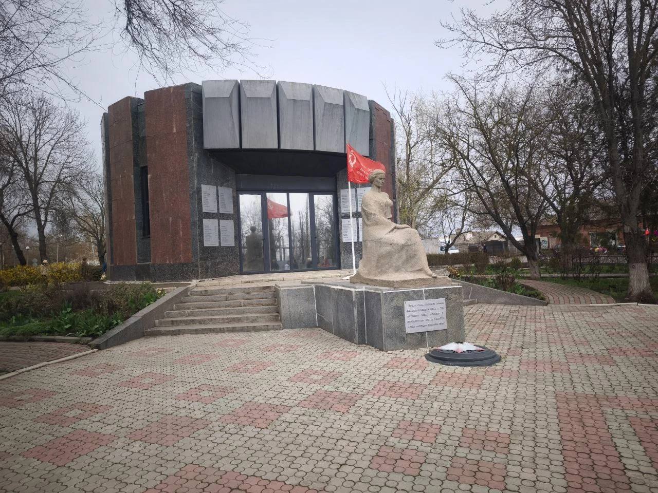 Ученики Мангушской школы № 2 благоустроили памятник героям ВОВ.