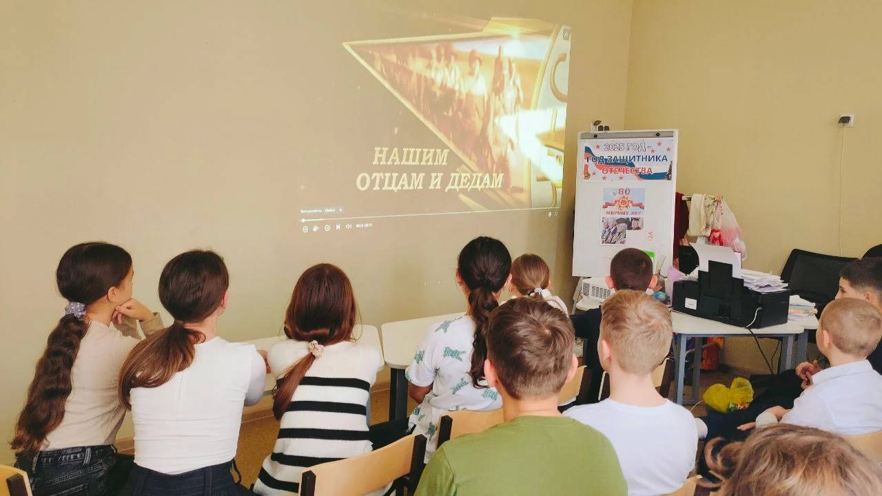В школах Мангушского округа для школьников стартовала серия просмотров документальных фильмов «Моя война».