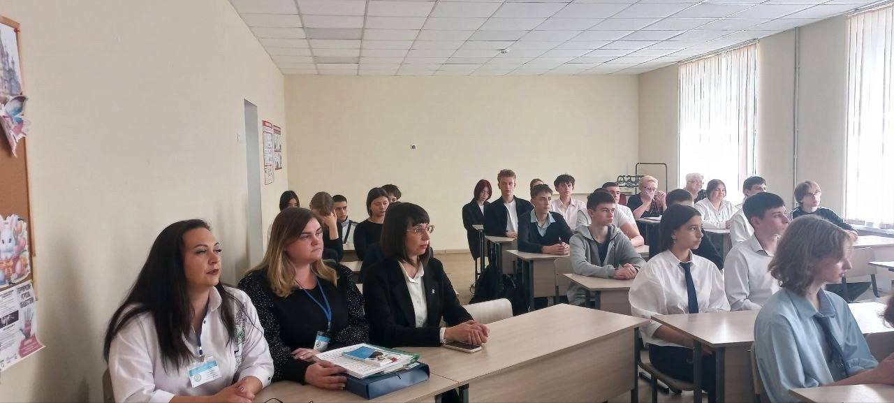 В Мангушской школе № 2 провели классный час «Выбор профессии — это серьезно».