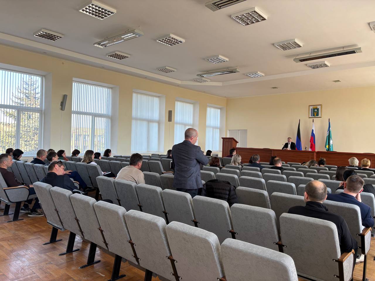 Глава муниципального образования Мангушский муниципальный округ Борис Трима провел плановое оперативное совещание с начальниками структурных подразделений администрации Мангушского МО, территориальных подразделений министерств и ведомств ДНР.