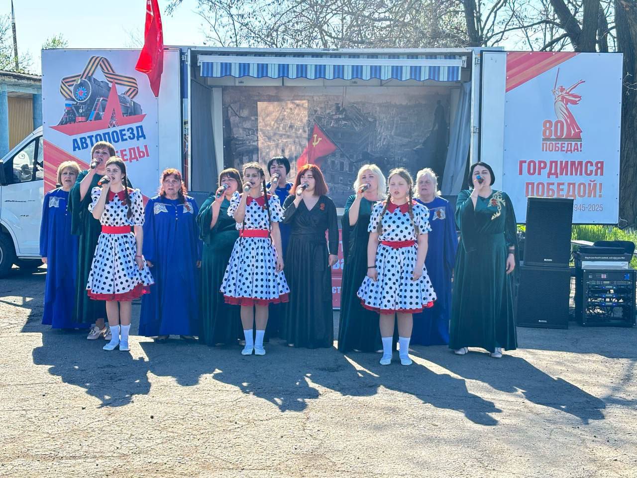 В рамках акции «Автопоезд Победы» для жителей села Захарьевка состоялся праздничный концерт.