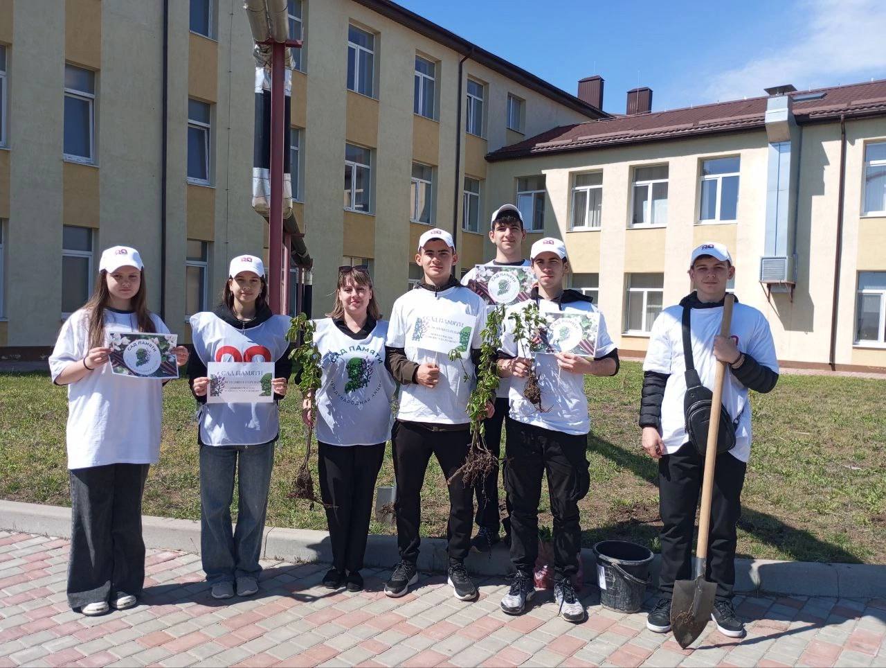 В Мангушской школе №2  прошла патриотическая акция «Сад памяти».