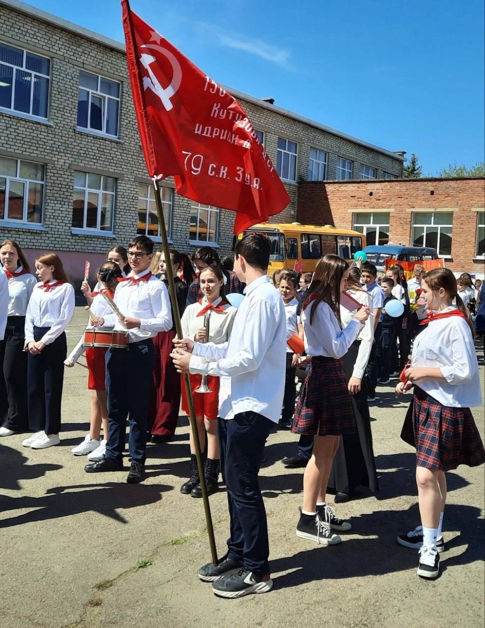 В Урзуфской школе прошёл торжественный митинг к 1 мая.