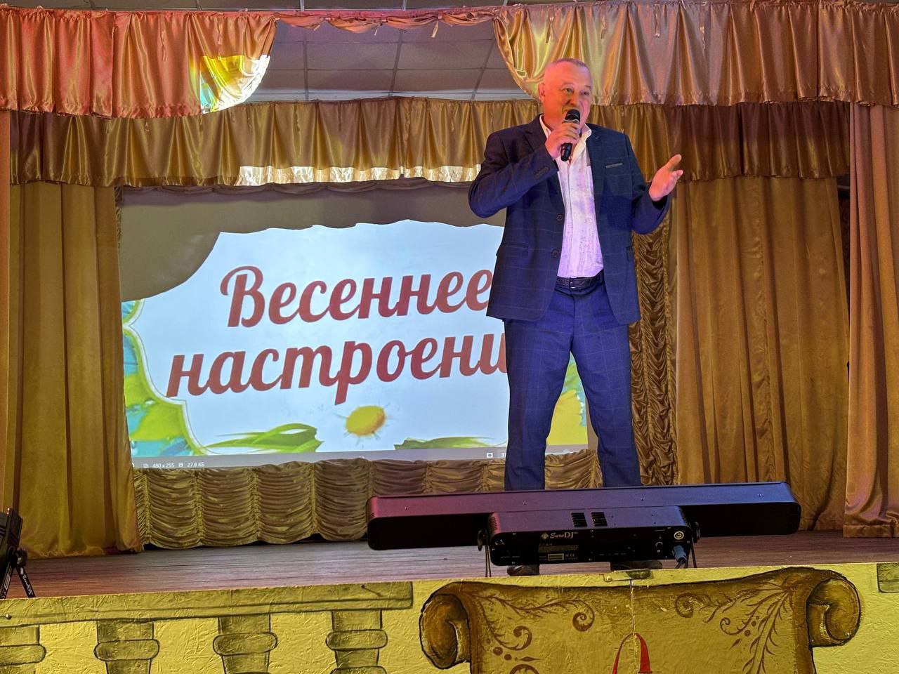 Солист Ялтинского Дома культуры Сергей Фесенко подарил прекрасный вечер музыки и таланта всем жителям и гостям посёлка Ялта..
