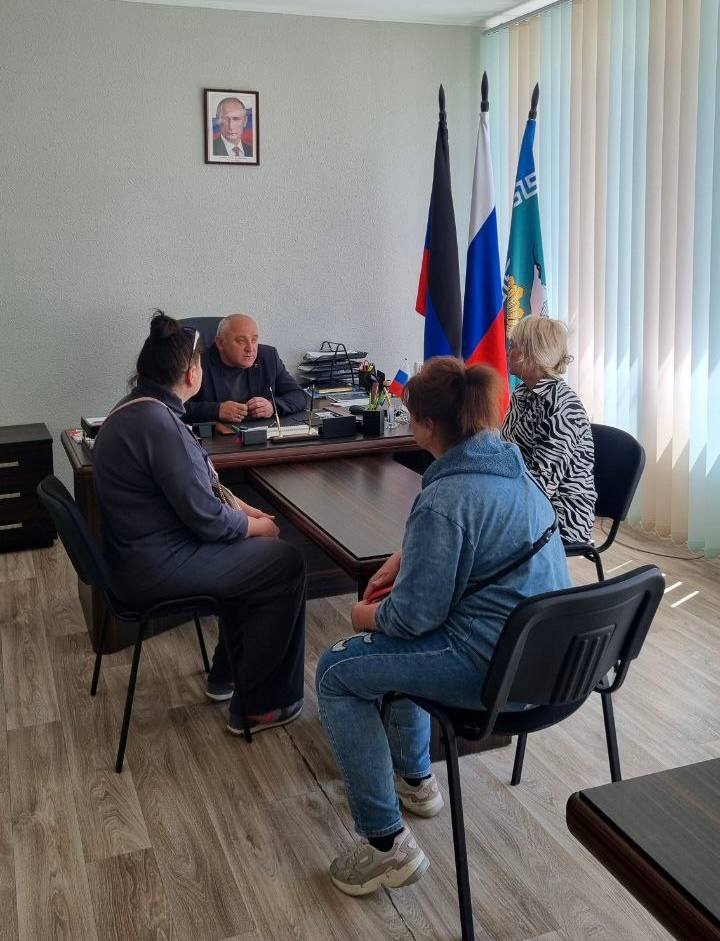 Председатель Мангушского муниципального совета Ставрулов Михаил Валентинович провел личный прием граждан и встречу с жителями села Мелекино.