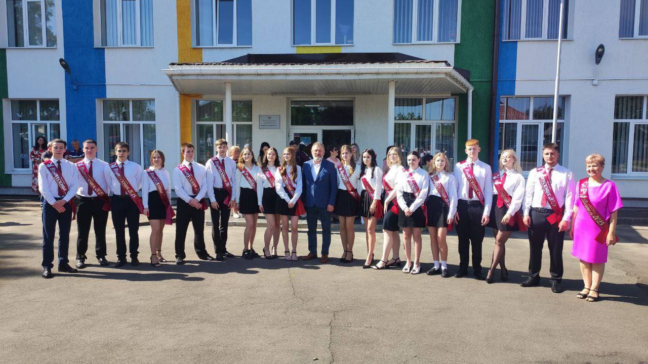 В Мангушском округе состоялся праздник «Последнего звонка».