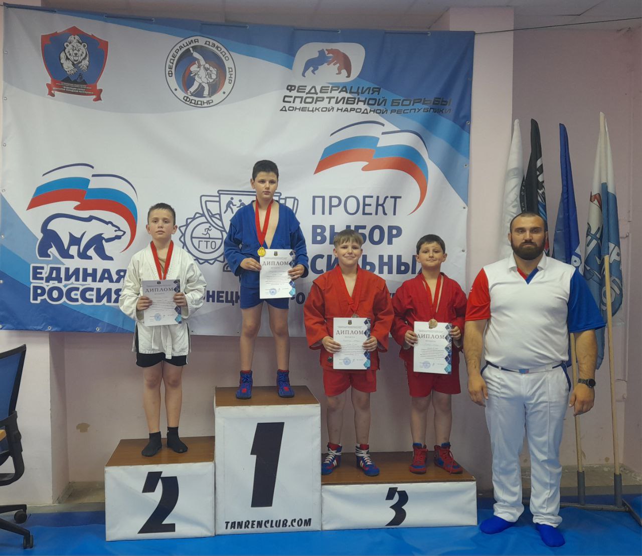 Мангушские спортсмены завоевали 3 медали на открытом первенстве города Донецк по самбо среди юношей и девушек 2014-2015.