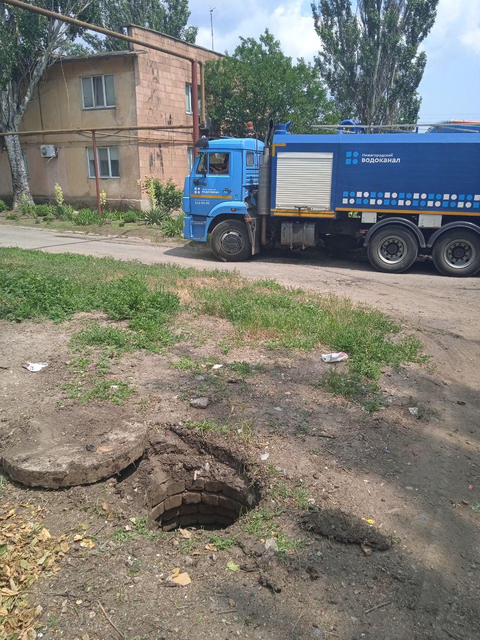Нижегородские аварийщики промыли трубы на улице Почтовой в пгт Мангуш.